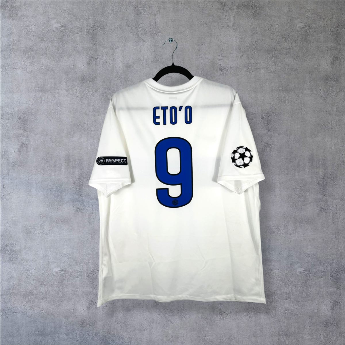 Dos du maillot extérieur Inter Milan 2009-2010 Nike blanc, flocage Eto'o 9 et patchs Ligue des champions