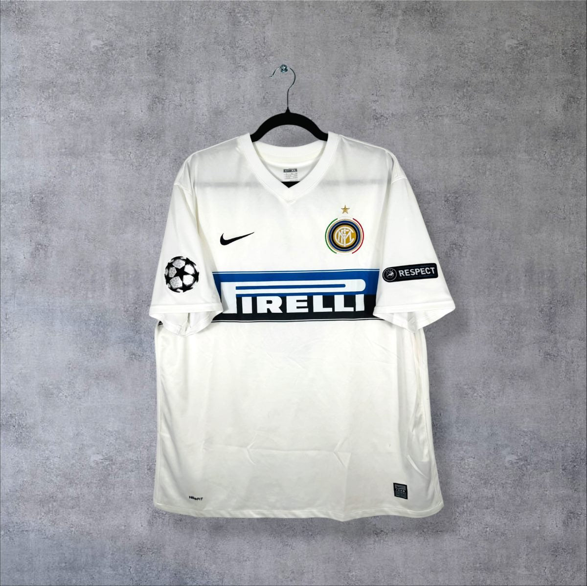 Maillot Inter Milan 2009-2010 extérieur de face, blanc avec bande bleue et noire, sponsor Pirelli