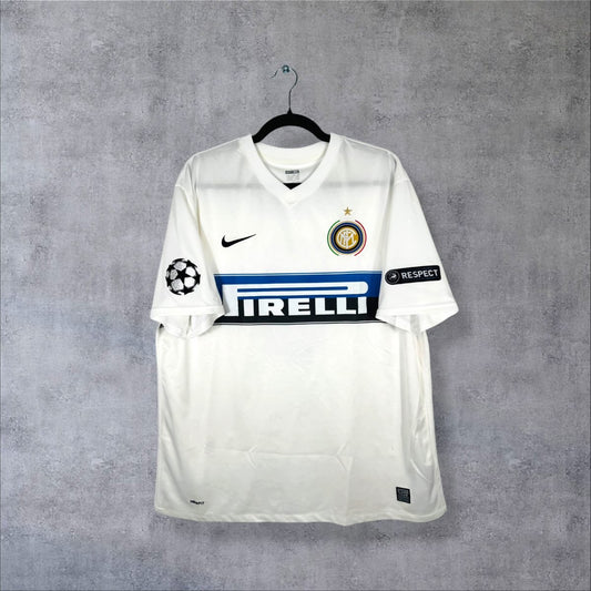 Maillot Inter Milan 2009-2010 extérieur de face, blanc avec bande bleue et noire, sponsor Pirelli