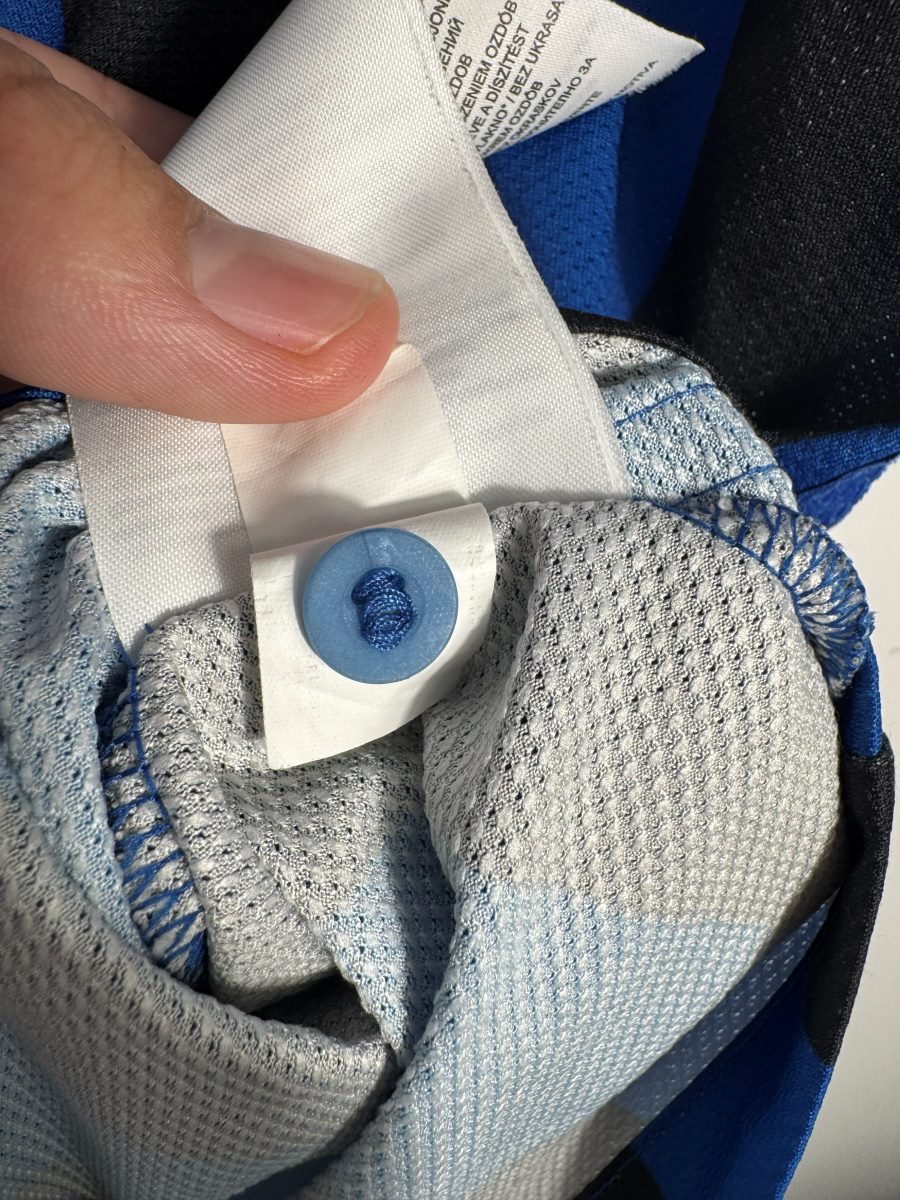 Bouton de rechange d'origine fixé sur l'étiquette intérieure, maillot Inter Milan domicile 2011-2012
