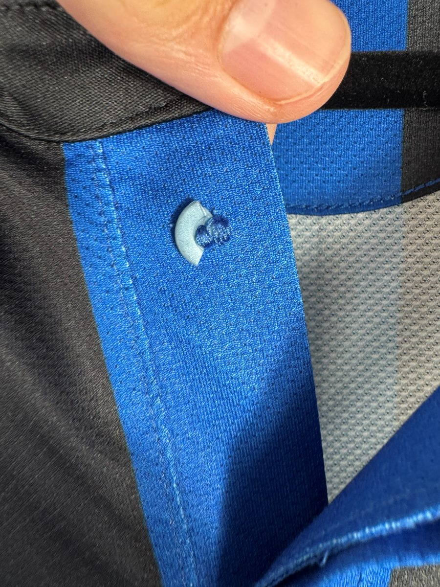 Bouton du col cassé sur la patte de boutonnage, maillot Inter Milan domicile 2011-2012