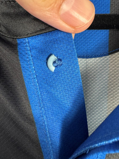 Bouton du col cassé sur la patte de boutonnage, maillot Inter Milan domicile 2011-2012