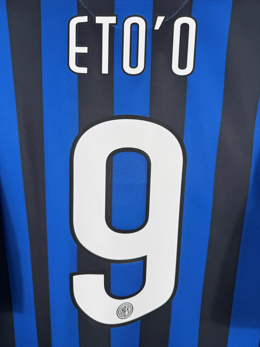 Détail du flocage blanc Eto'o 9 avec logo de l'Inter dans le chiffre, maillot Inter Milan 2011-2012