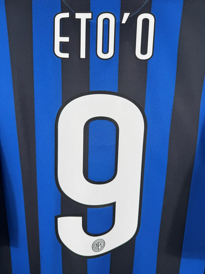 Détail du flocage blanc Eto'o 9 avec logo de l'Inter dans le chiffre, maillot Inter Milan 2011-2012