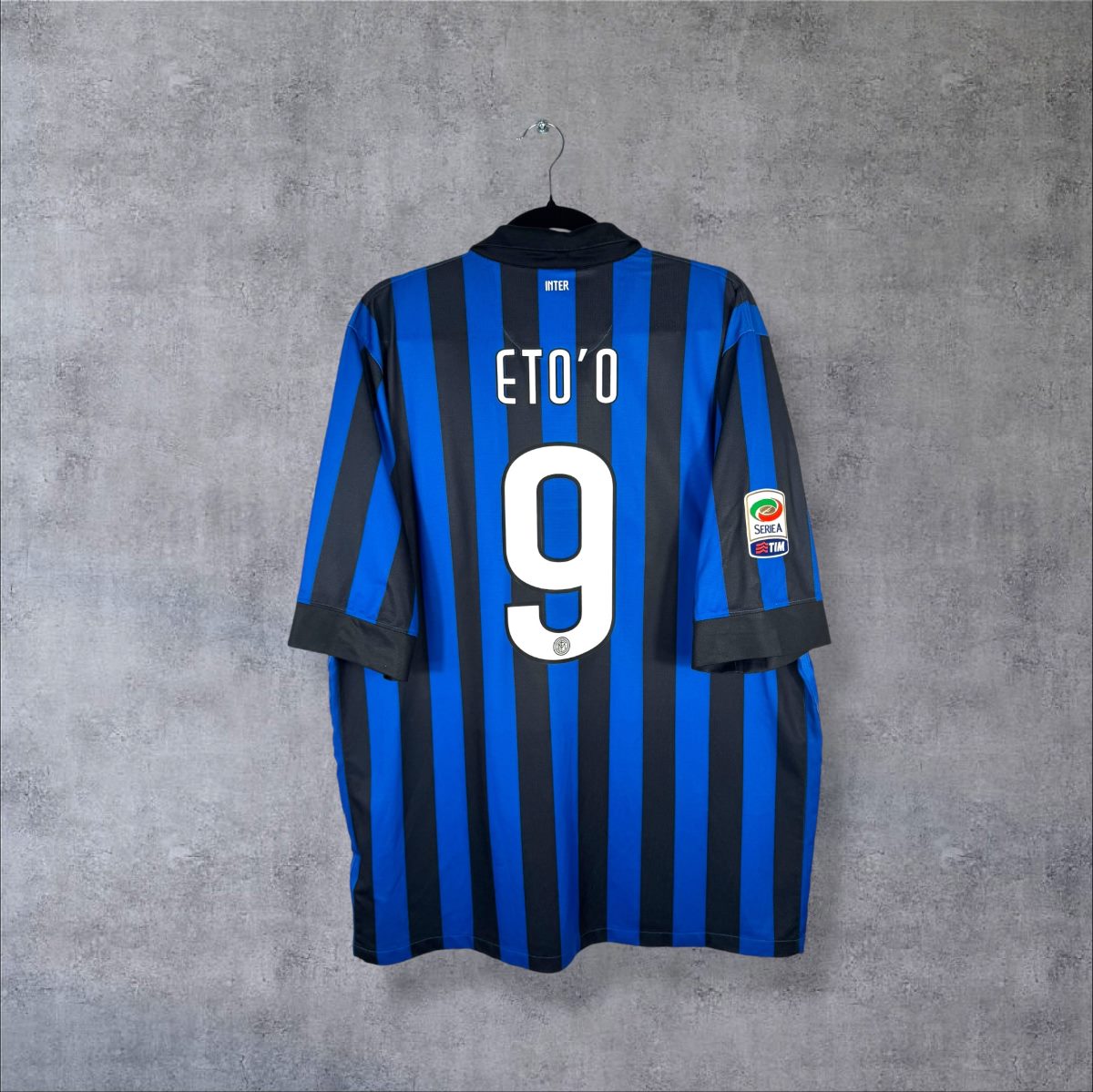 Dos du maillot Inter Milan domicile 2011-2012 Nike à rayures noires et bleues, flocage Eto'o 9 et patch Serie A TIM