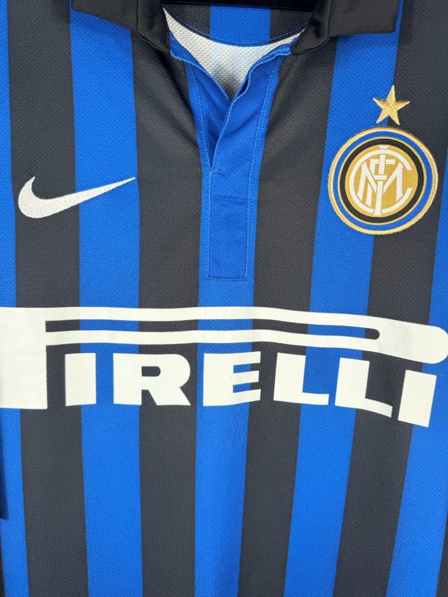Écusson brodé FCIM avec étoile, virgule Nike et sponsor Pirelli, maillot Inter Milan domicile 2011-2012