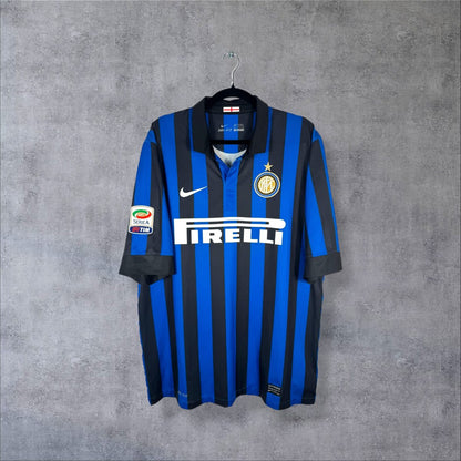 Maillot Inter Milan 2011-2012 domicile de face, col polo noir, sponsor Pirelli et écusson à l'étoile