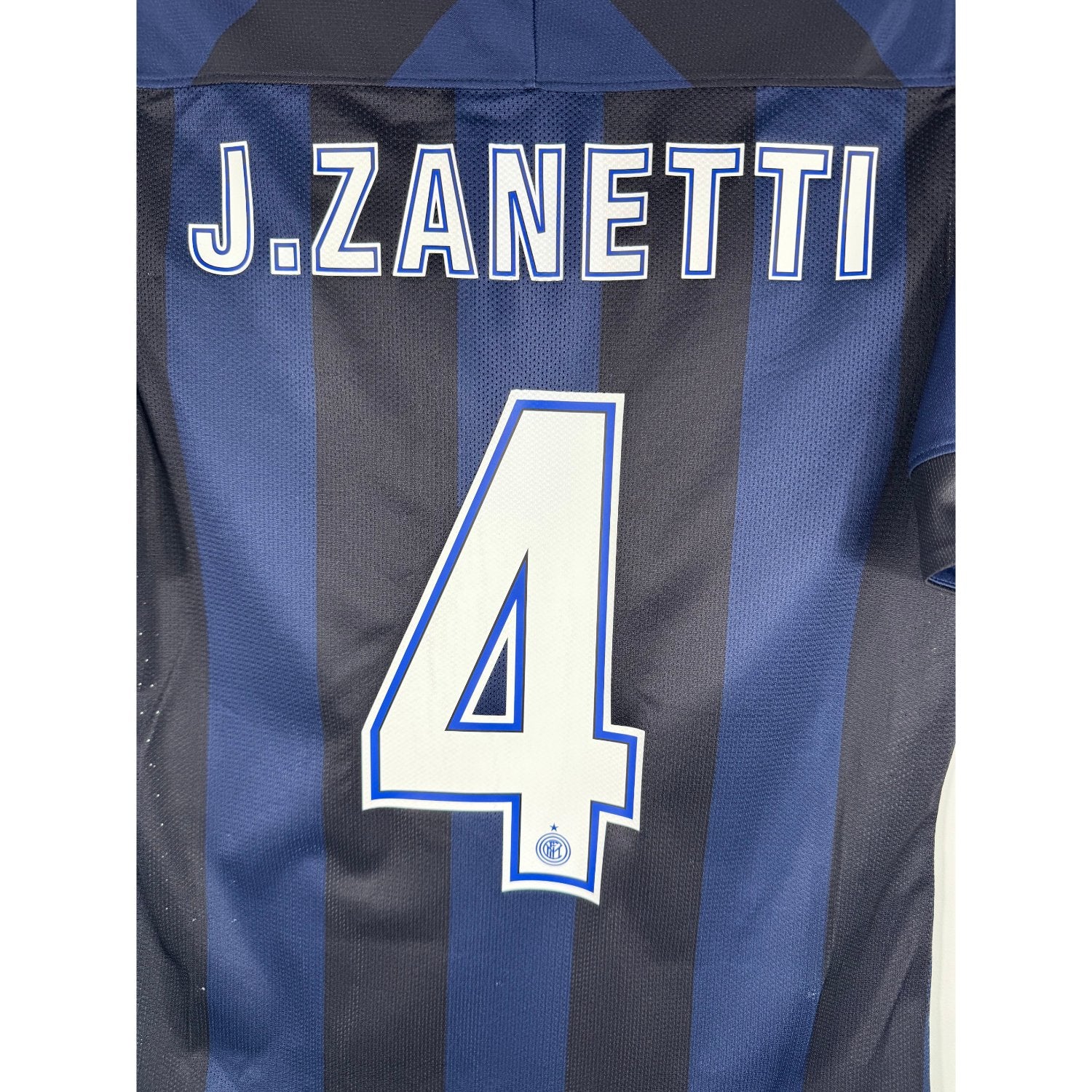Détail de la typographie du flocage sur le numéro 4 de Javier Zanetti