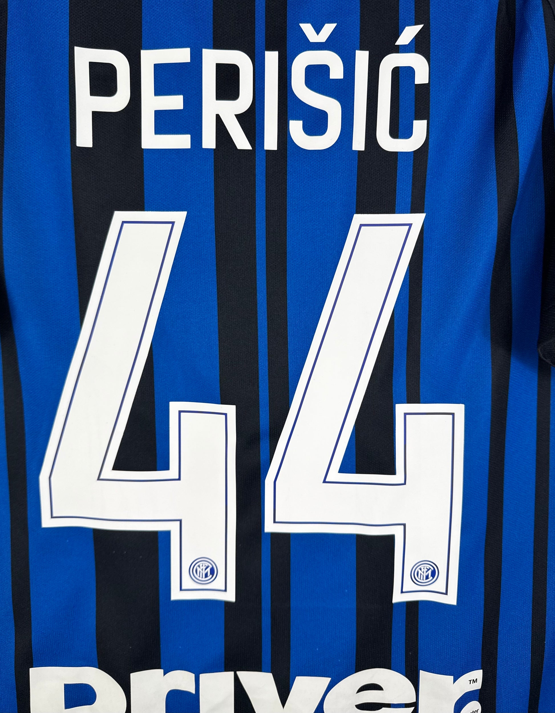 Détail de la typographie du flocage sur le numéro 44 d'Ivan Perišić