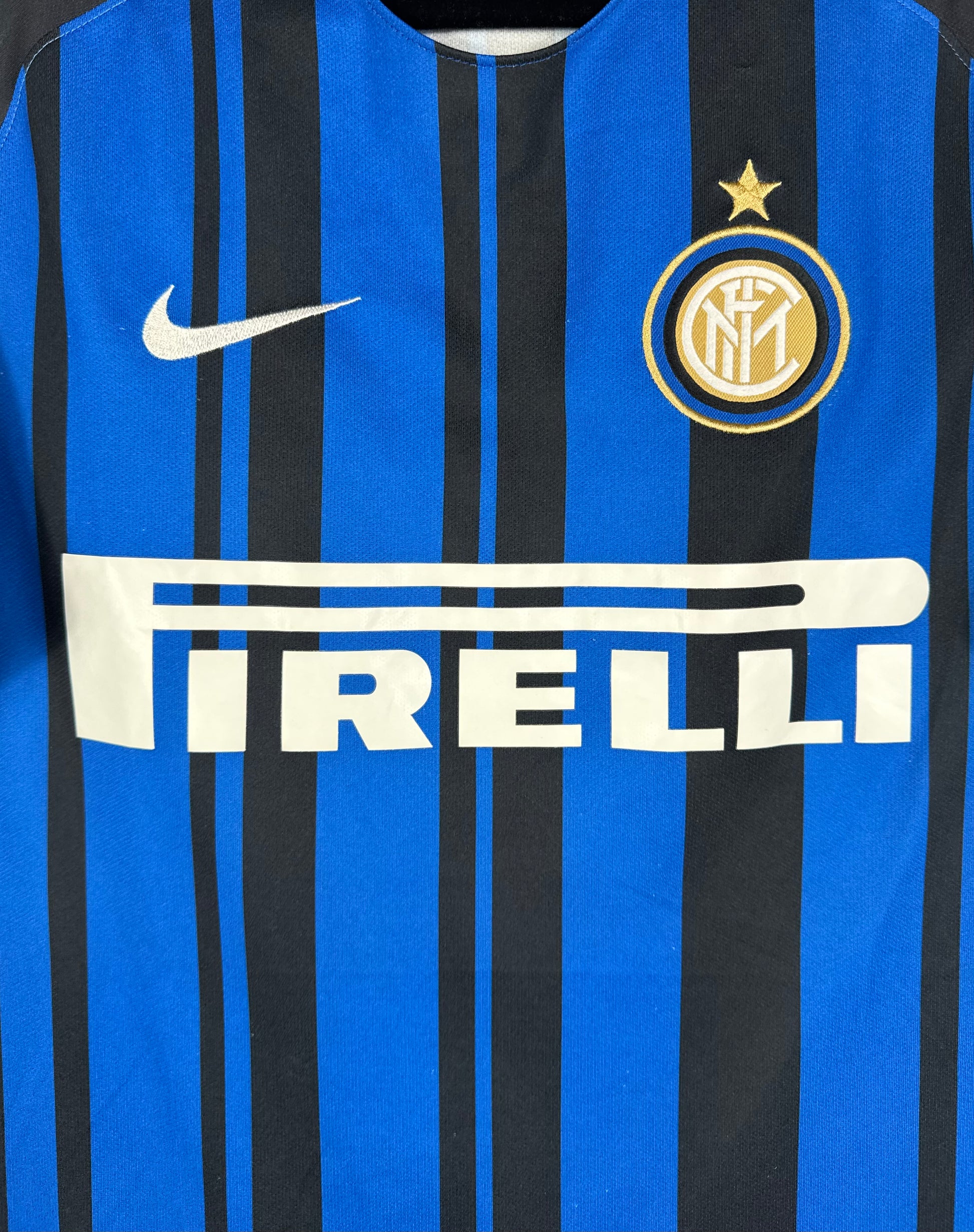 Détail de l'écusson de l'Inter Milan et du logo Nike