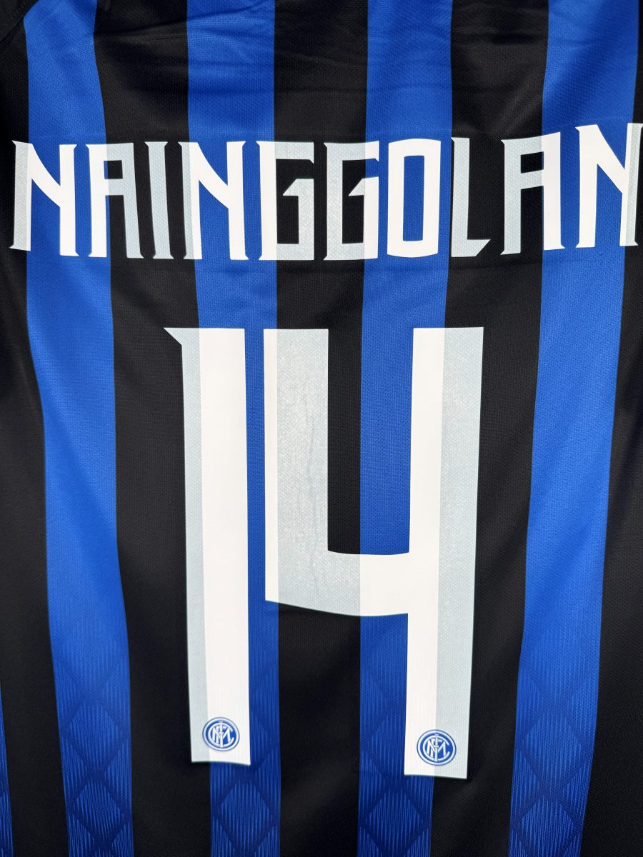Détail flocage NAINGGOLAN 14 blanc légèrement pâli, maillot Inter Milan domicile 2018-2019