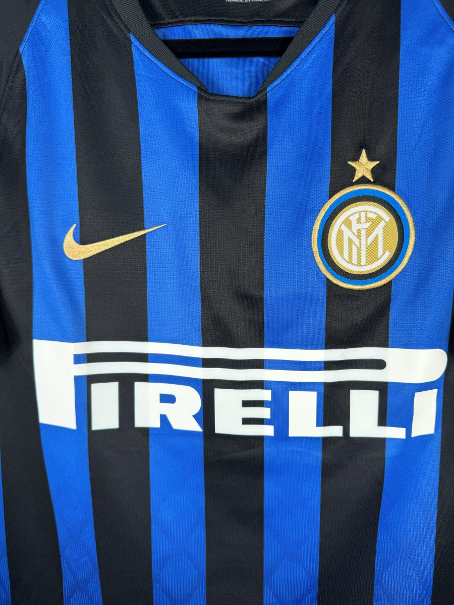 Écusson Inter brodé avec étoile et sponsor Pirelli, maillot domicile 2018-2019 Nainggolan