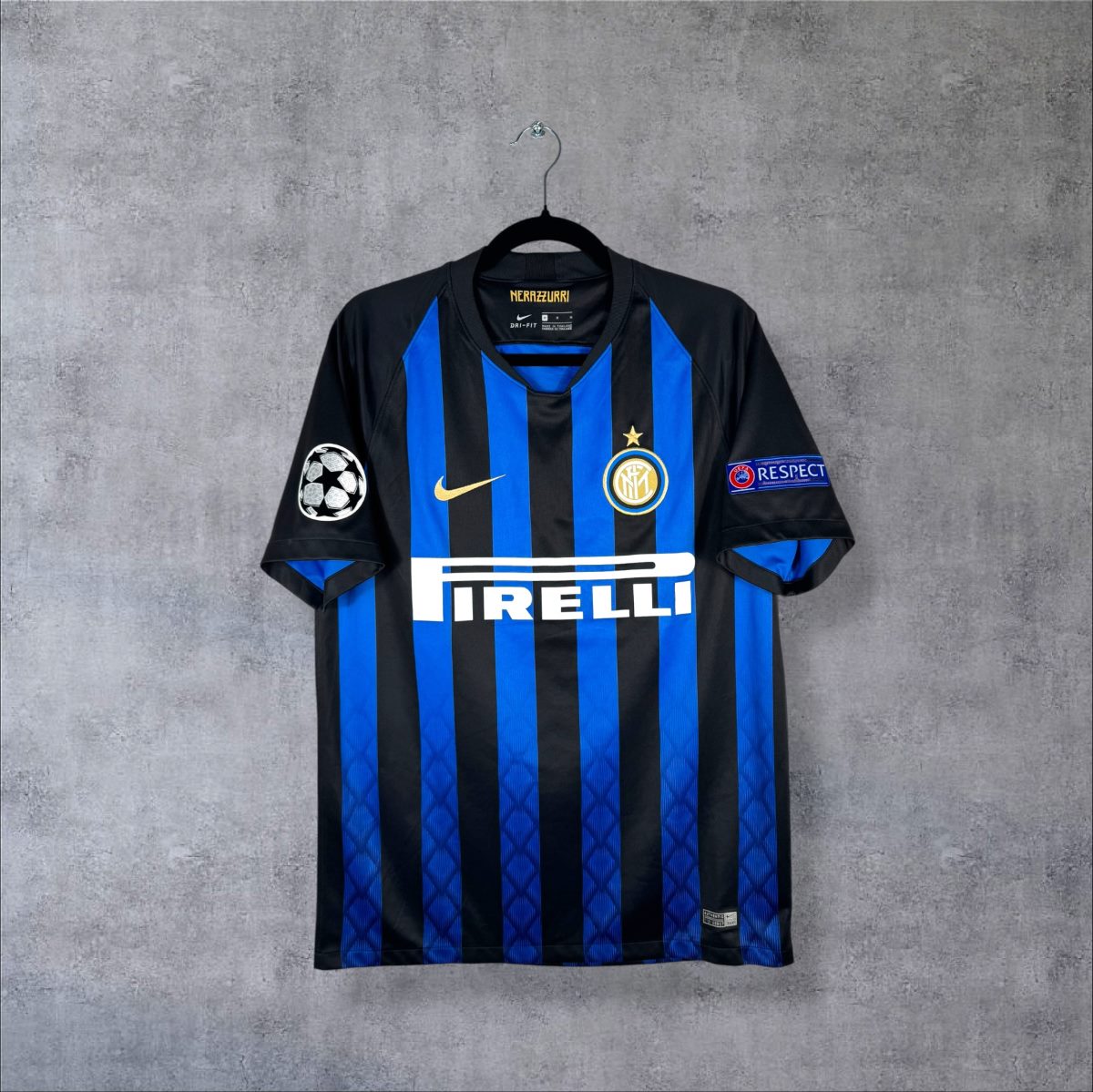 Maillot Inter Milan domicile 2018-2019 Nike de face, rayures noires et bleues, sponsor Pirelli