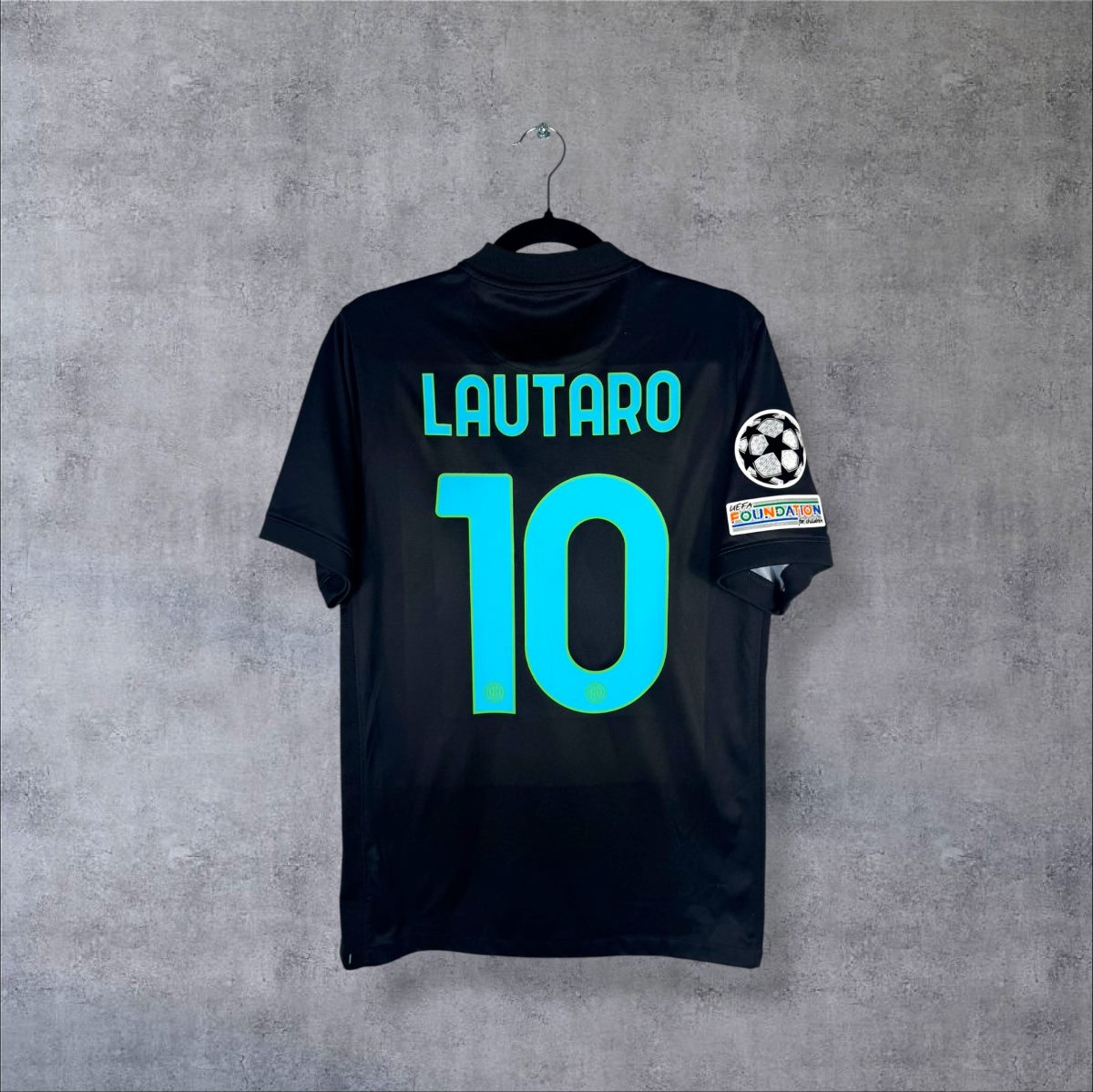 Dos du maillot Inter Milan 2021-2022 third avec flocage LAUTARO N°10 et patch Ligue des champions