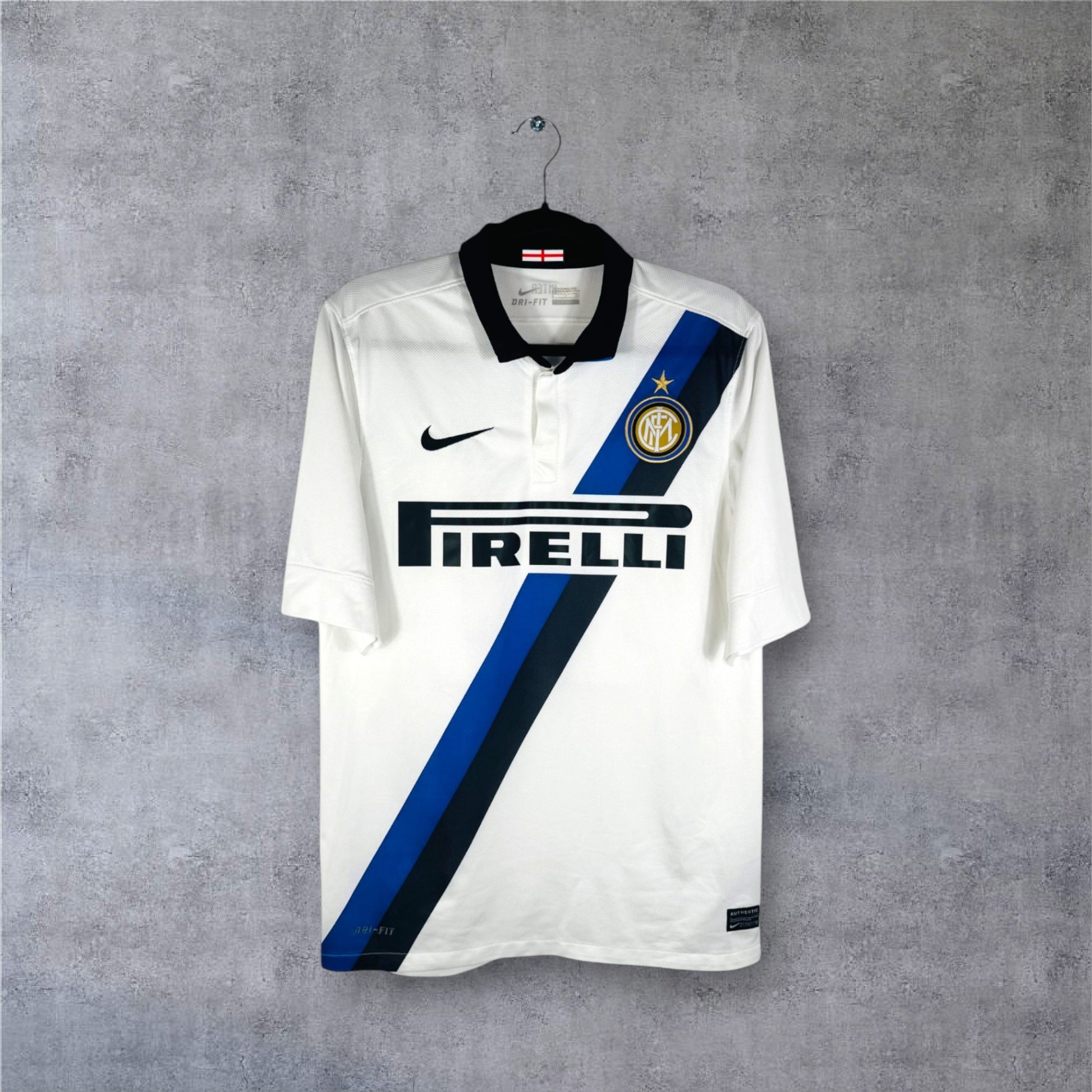 Vue de face du maillot Inter Milan extérieur blanc avec bande diagonale nerazzurri.