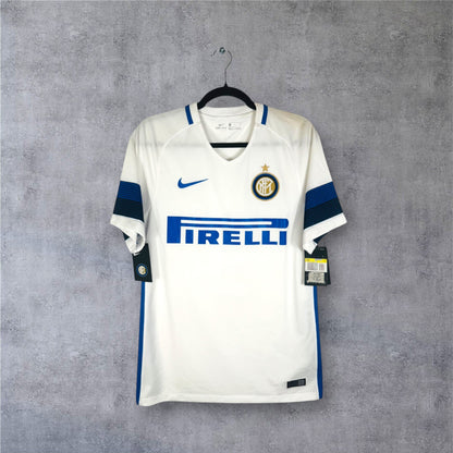 Vue de face du maillot de foot Inter Milan extérieur blanc saison 2016/17 avec sponsor Pirelli.
