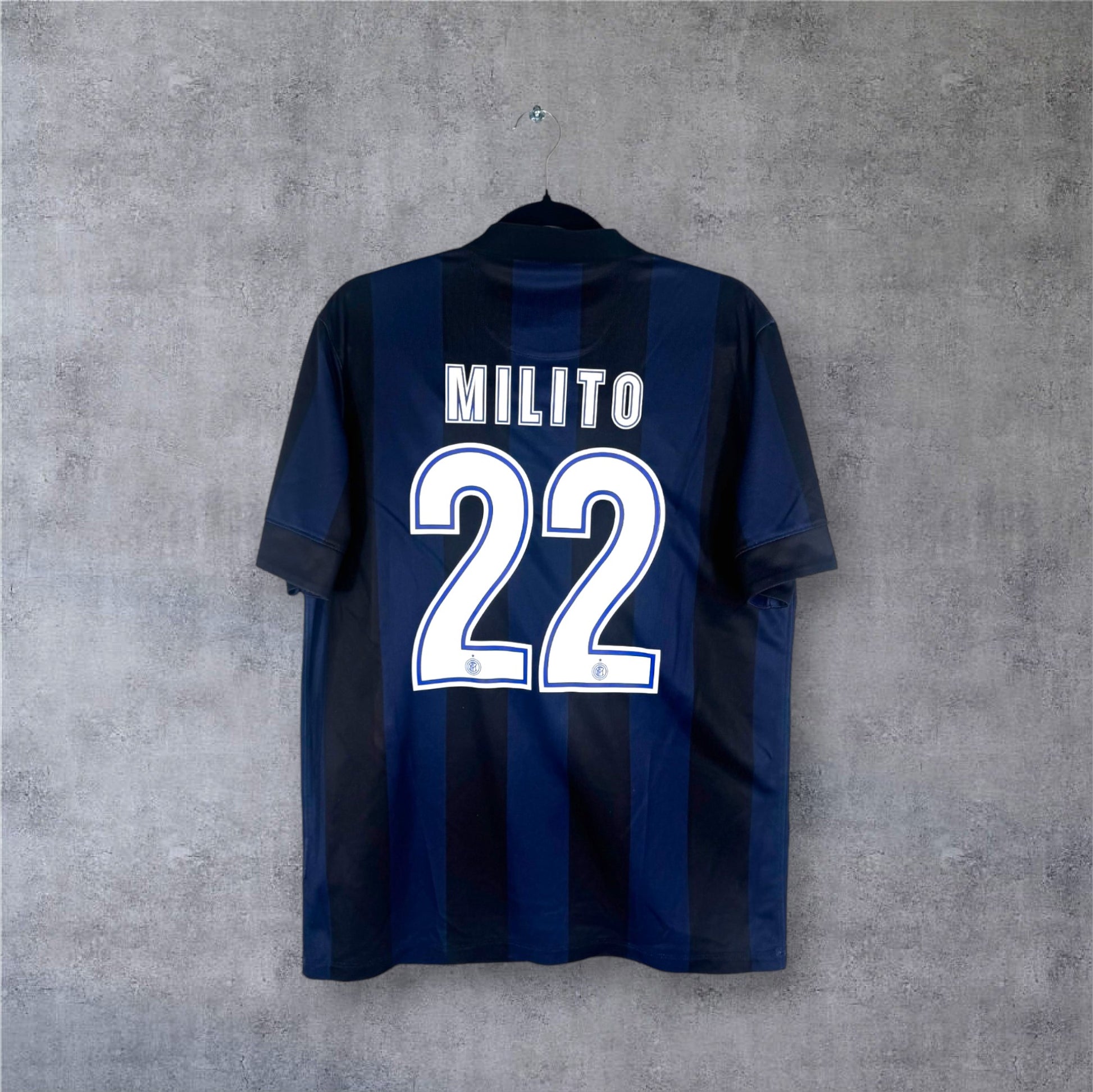 Flocage officiel blanc MILITO numéro 22 au dos du maillot Inter Milan dernière saison.