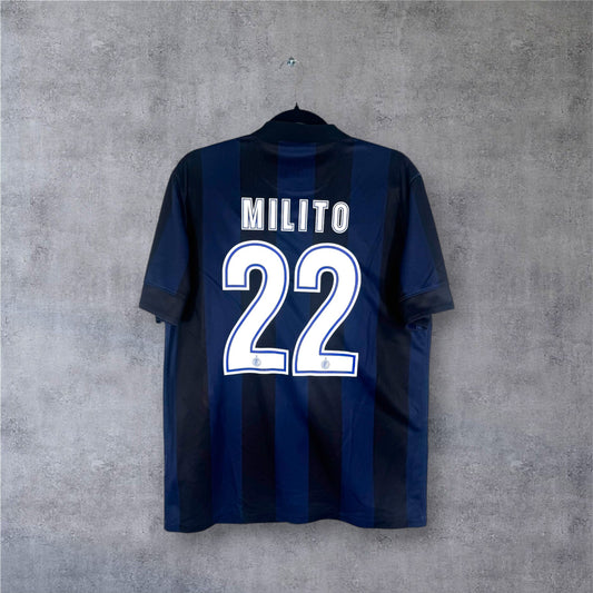 Flocage officiel blanc MILITO numéro 22 au dos du maillot Inter Milan dernière saison.