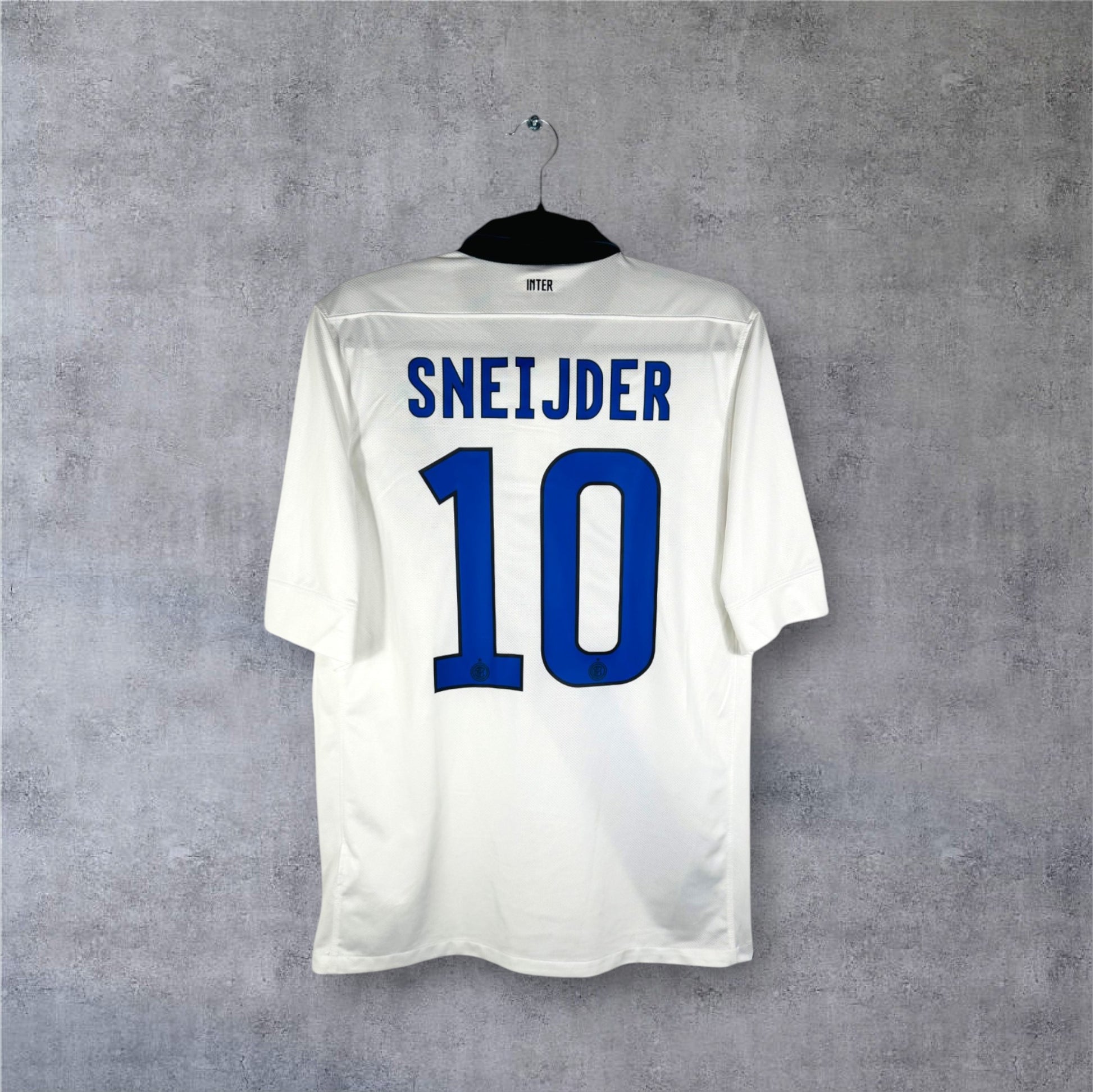 Flocage officiel bleu SNEIJDER numéro 10 au dos du maillot blanc Inter Milan.