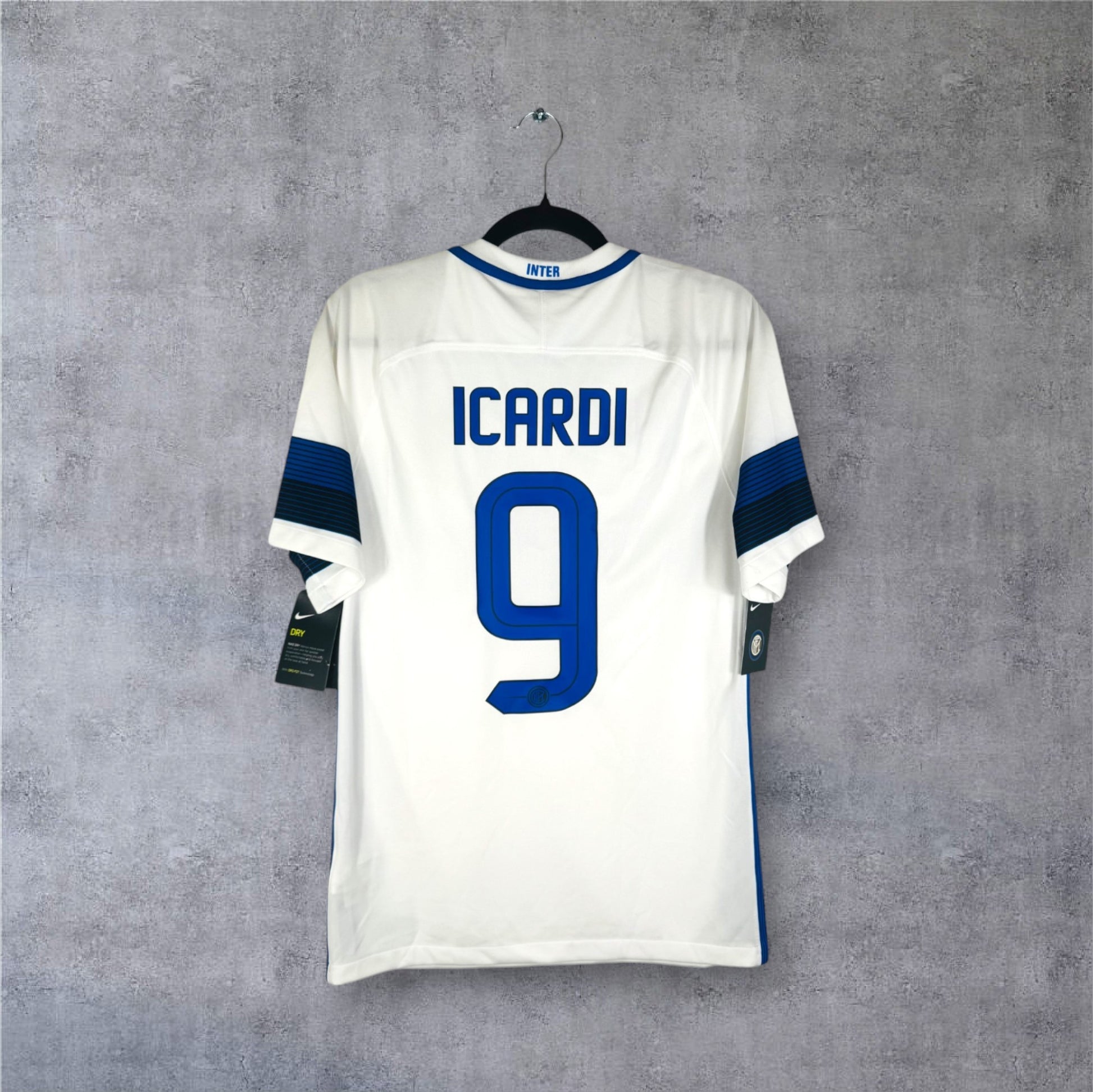 Flocage officiel ICARDI numéro 9 sur le dos du maillot extérieur Inter Milan 2016-2017.