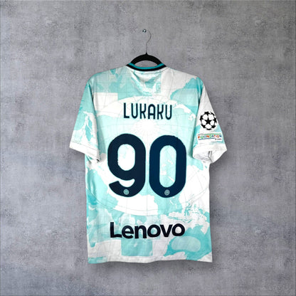 Dos du maillot Inter Milan Extérieur 2023 blanc et bleu avec flocage LUKAKU 90, sponsor Lenovo et patchs Ligue des Champions.