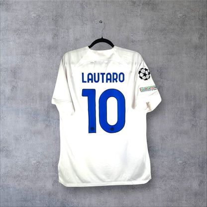 Dos du maillot Inter Milan Extérieur 2024 blanc avec flocage bleu LAUTARO 10 et patchs Ligue des Champions.