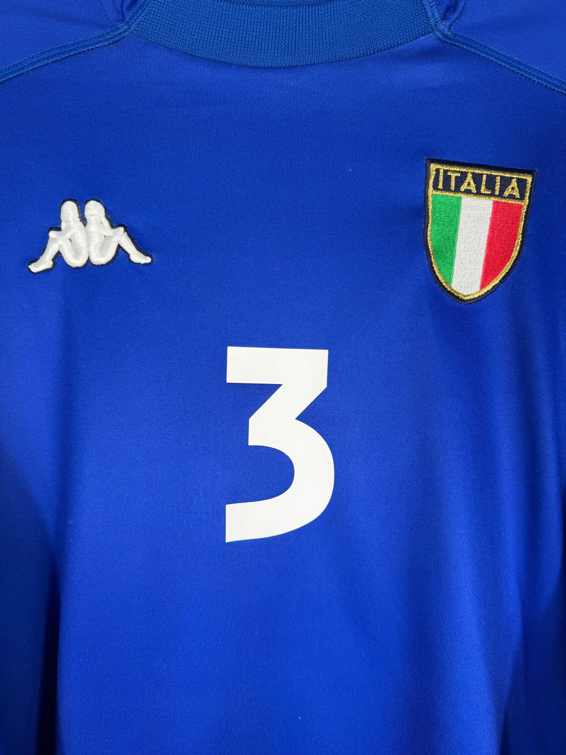 Détail écusson tricolore Italia 3 étoiles Mondiales 1934 1938 1982 et logo Kappa sur maillot Italie domicile 1998-1999