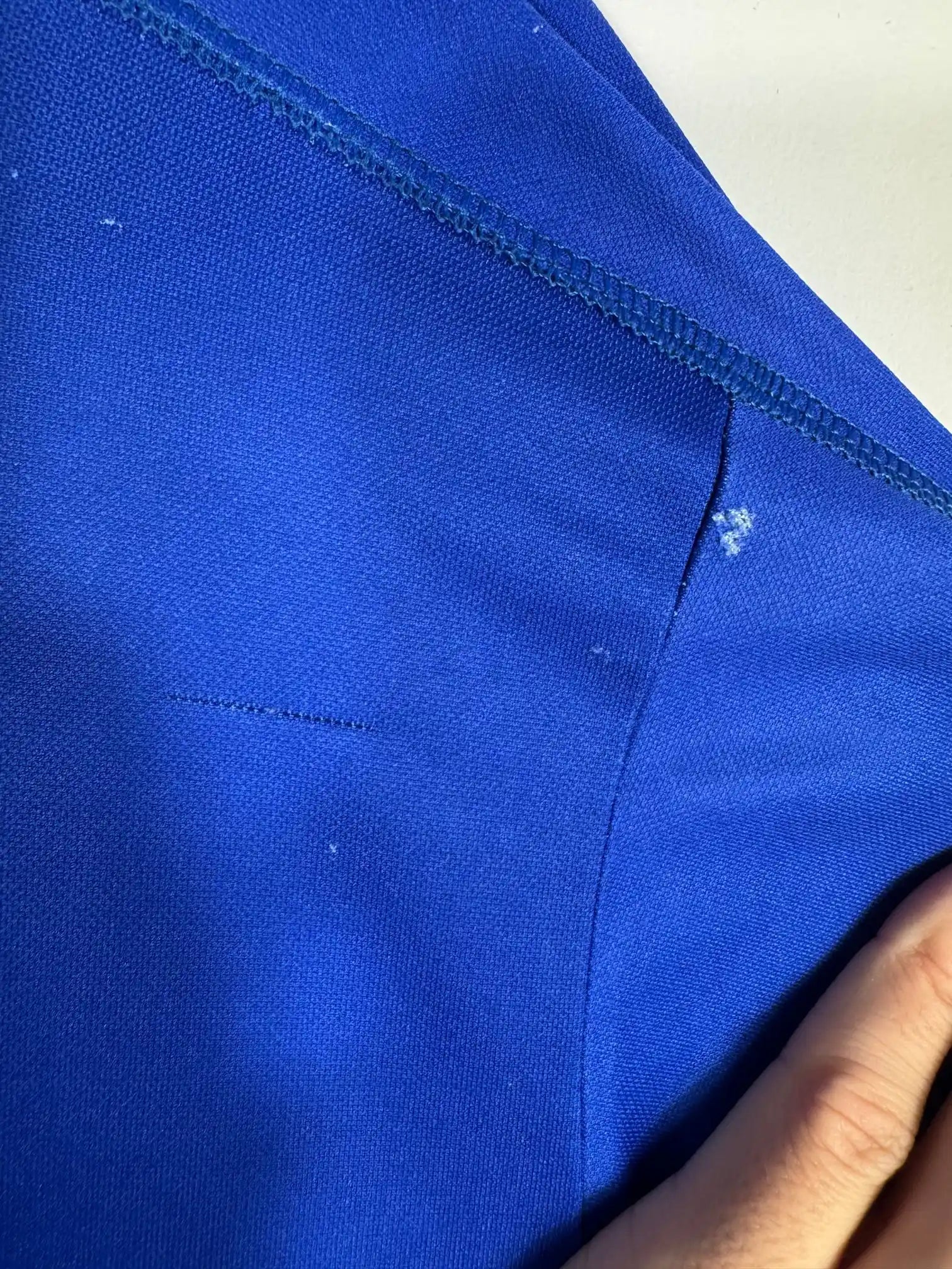 Détail défaut transparent : usure légère en haut de la manche droite sur maillot Italie domicile 1998-1999