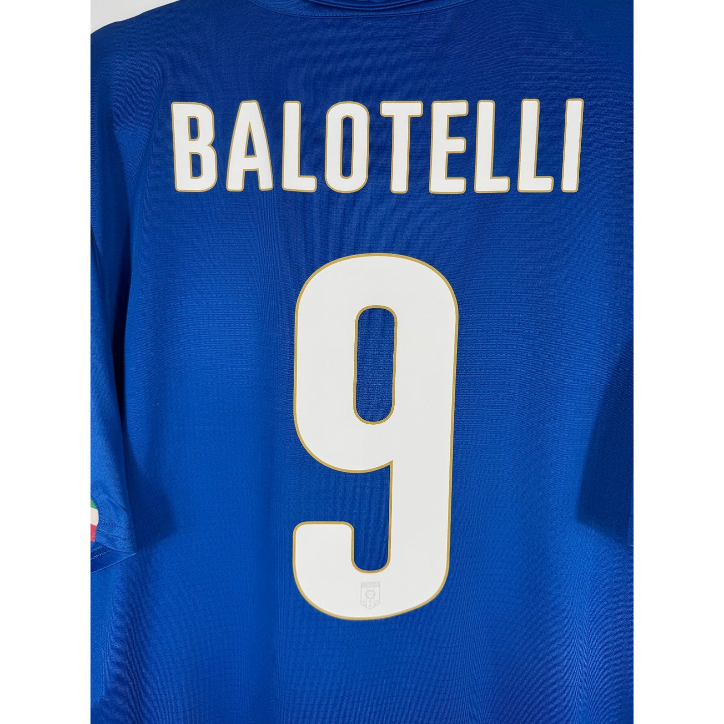 Détail de la typographie du flocage sur le numéro 9 de Mario Balotelli