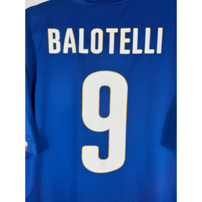 Détail de la typographie du flocage sur le numéro 9 de Mario Balotelli
