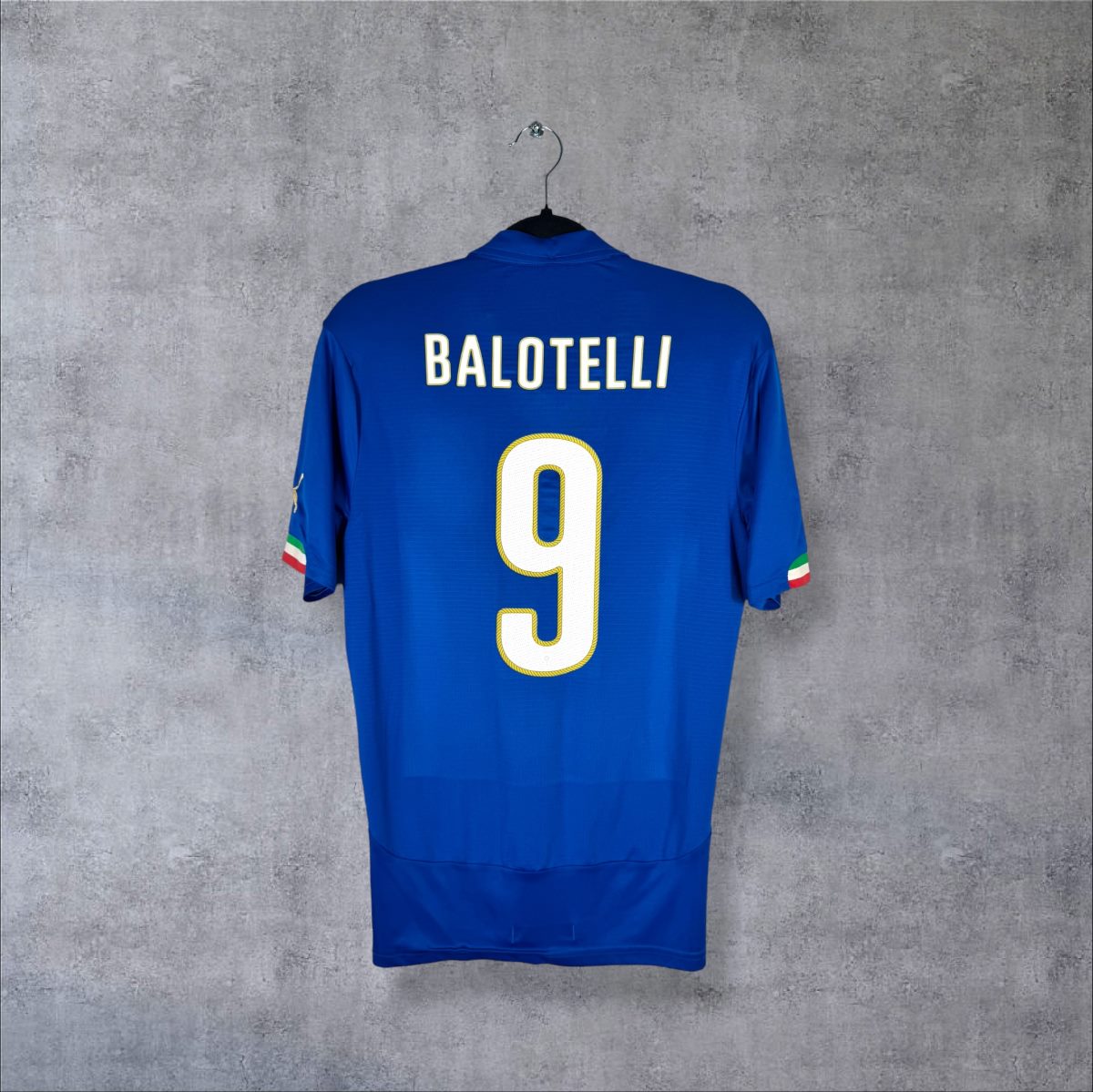 Dos du maillot Italie 2014-2015 domicile avec le flocage Balotelli N°9 blanc et or