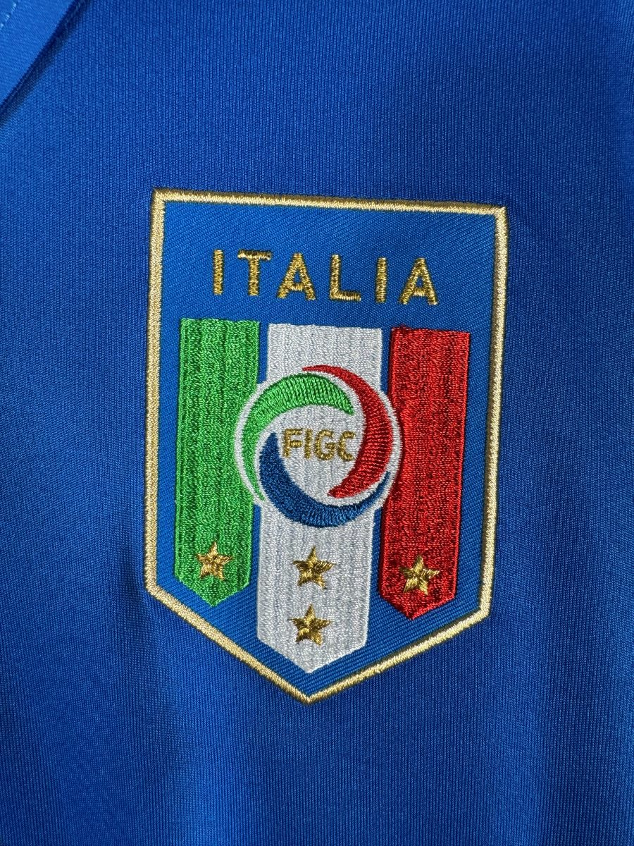 Écusson FIGC brodé ITALIA avec les quatre étoiles dorées sur le maillot Italie 2014-2015