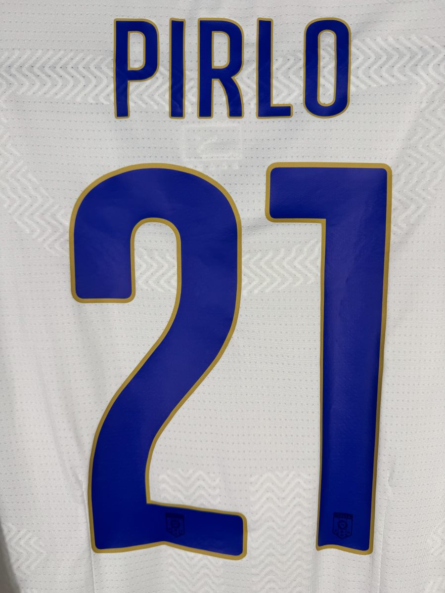Détail du flocage Pirlo 21 bleu cerclé d'or sur tissu à motif chevrons, maillot Italie 2014