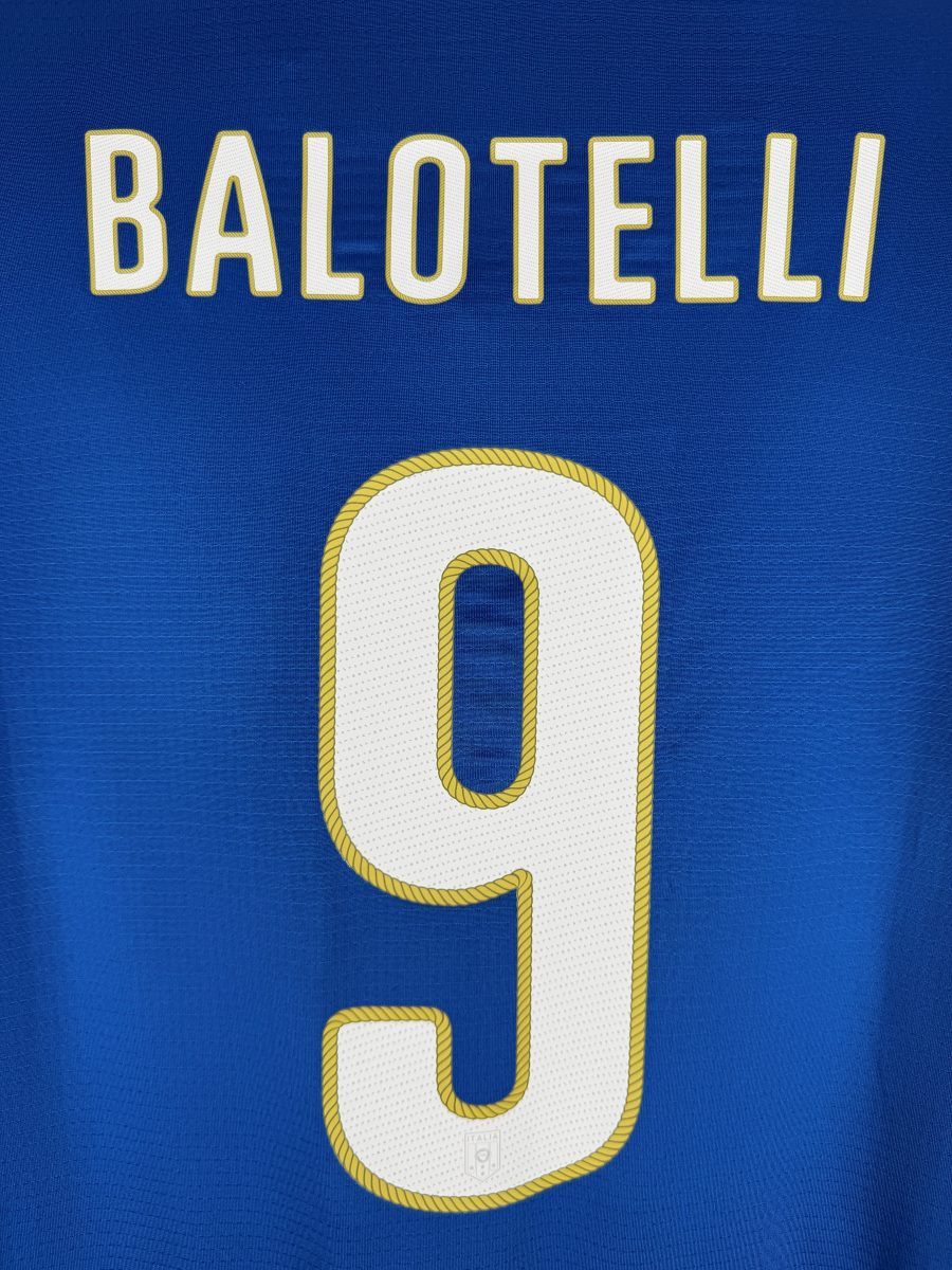 Détail du flocage Balotelli N°9 au lisere doré avec le petit écusson ITALIA au pied du chiffre