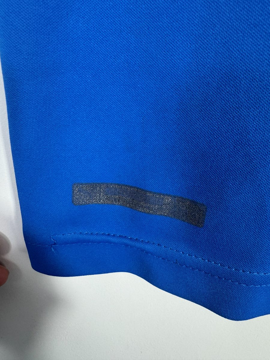 Défaut : petit marquage thermocollé effacé en bas du maillot Italie domicile 2017-2018