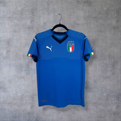 Maillot Italie 2017-2018 domicile Puma bleu de face, écusson FIGC quatre étoiles et liserés tricolores aux manches