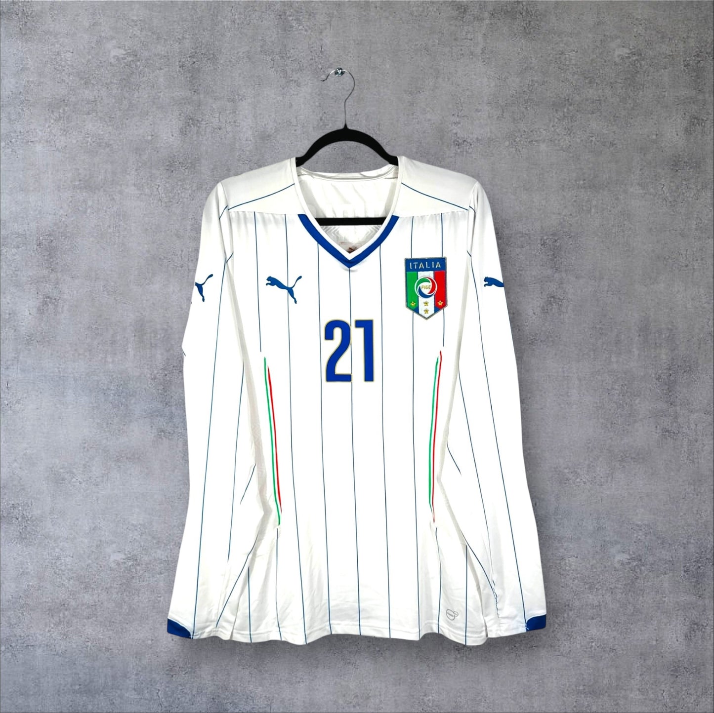Vue de face du maillot Italie Away 2014 blanc à fines rayures bleues et manches longues.