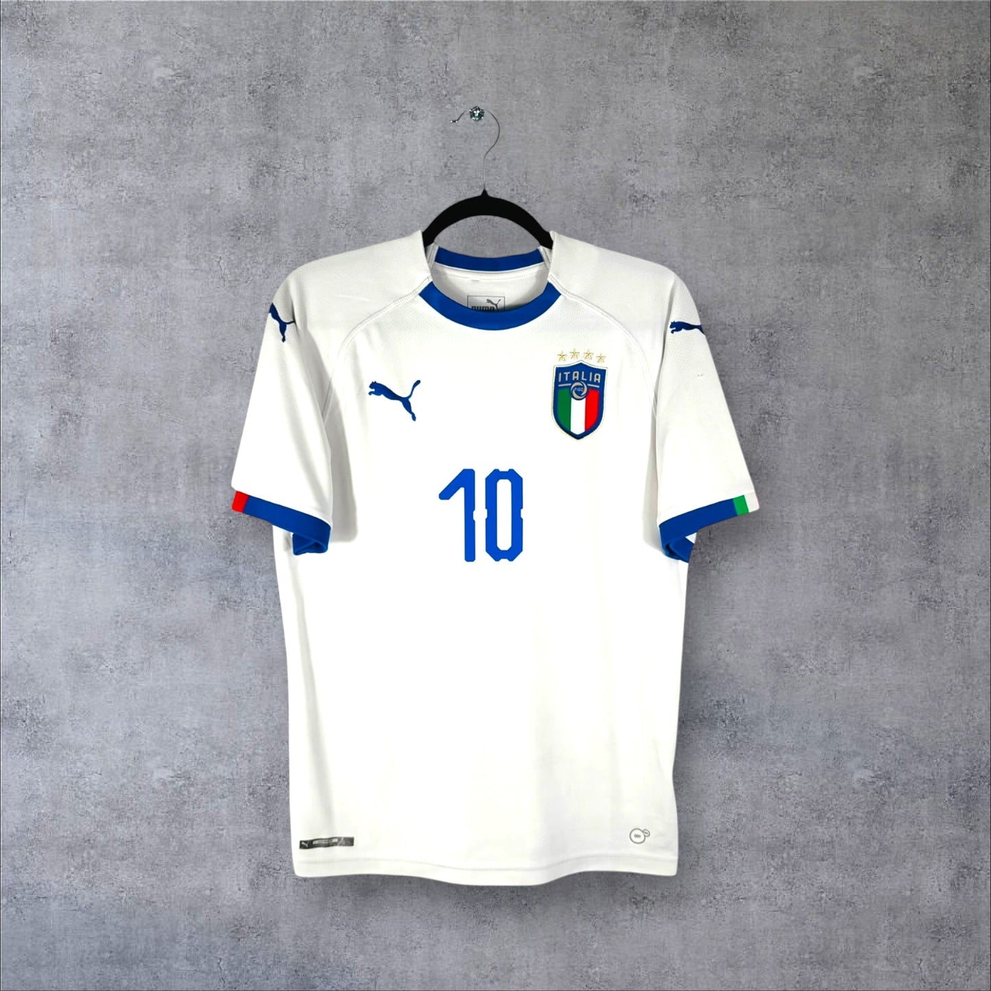 Vue de face du maillot Italie 2017/18 extérieur blanc avec logo Puma et écusson aux 4 étoiles.