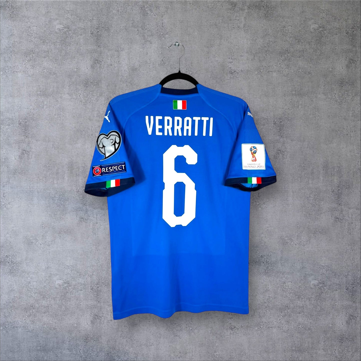Dos du maillot Italie Domicile 2018 bleu avec flocage blanc VERRATTI 6 et patchs éliminatoires Coupe du Monde.