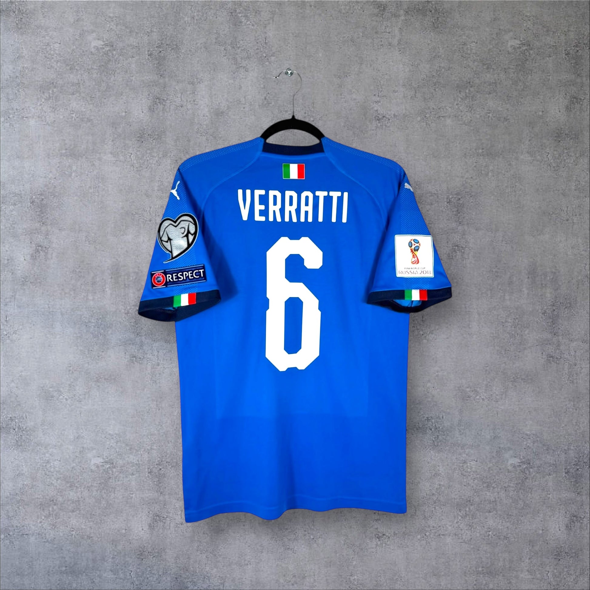 Dos du maillot Italie Domicile 2018 bleu avec flocage blanc VERRATTI 6 et patchs éliminatoires Coupe du Monde.