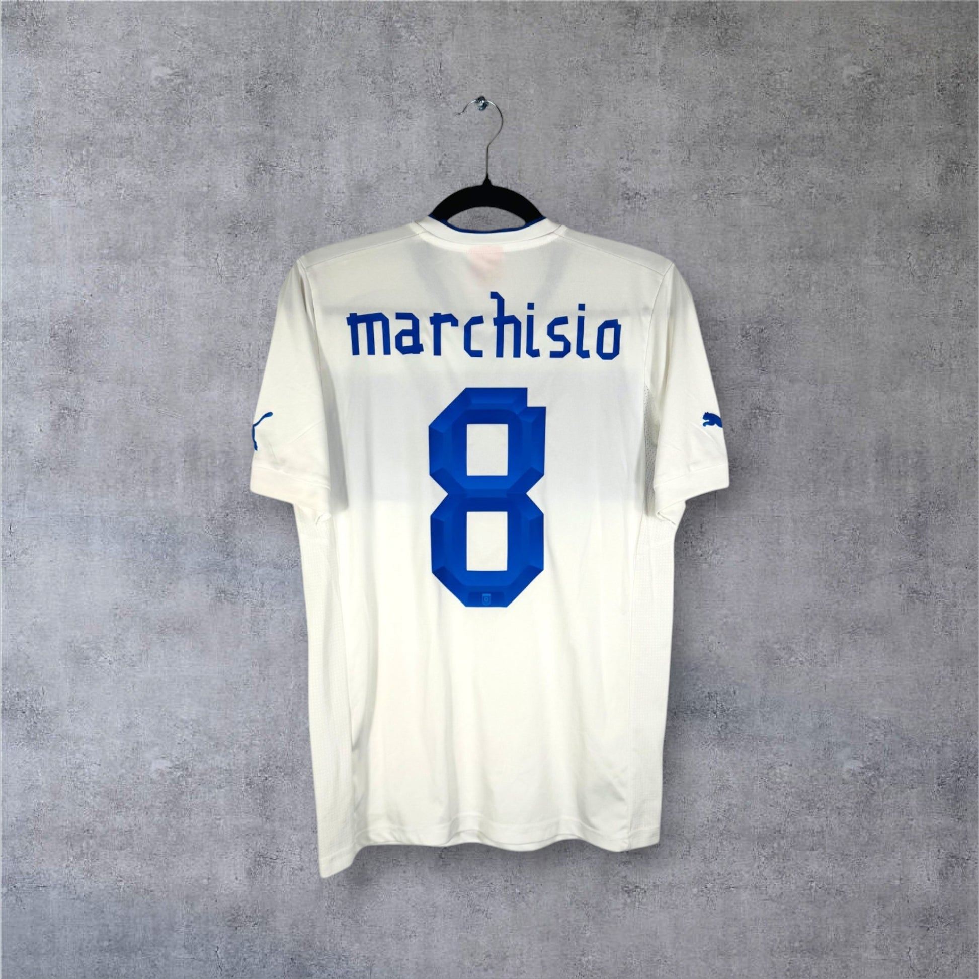 Flocage officiel bleu marchisio (en minuscules) numéro 8 au dos du maillot blanc Italie.