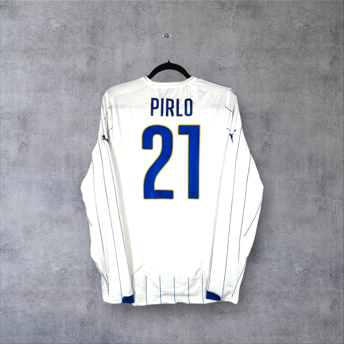 Dos du maillot Italie 2014 extérieur blanc avec flocage bleu PIRLO 21 en version Stock Pro manches longues.