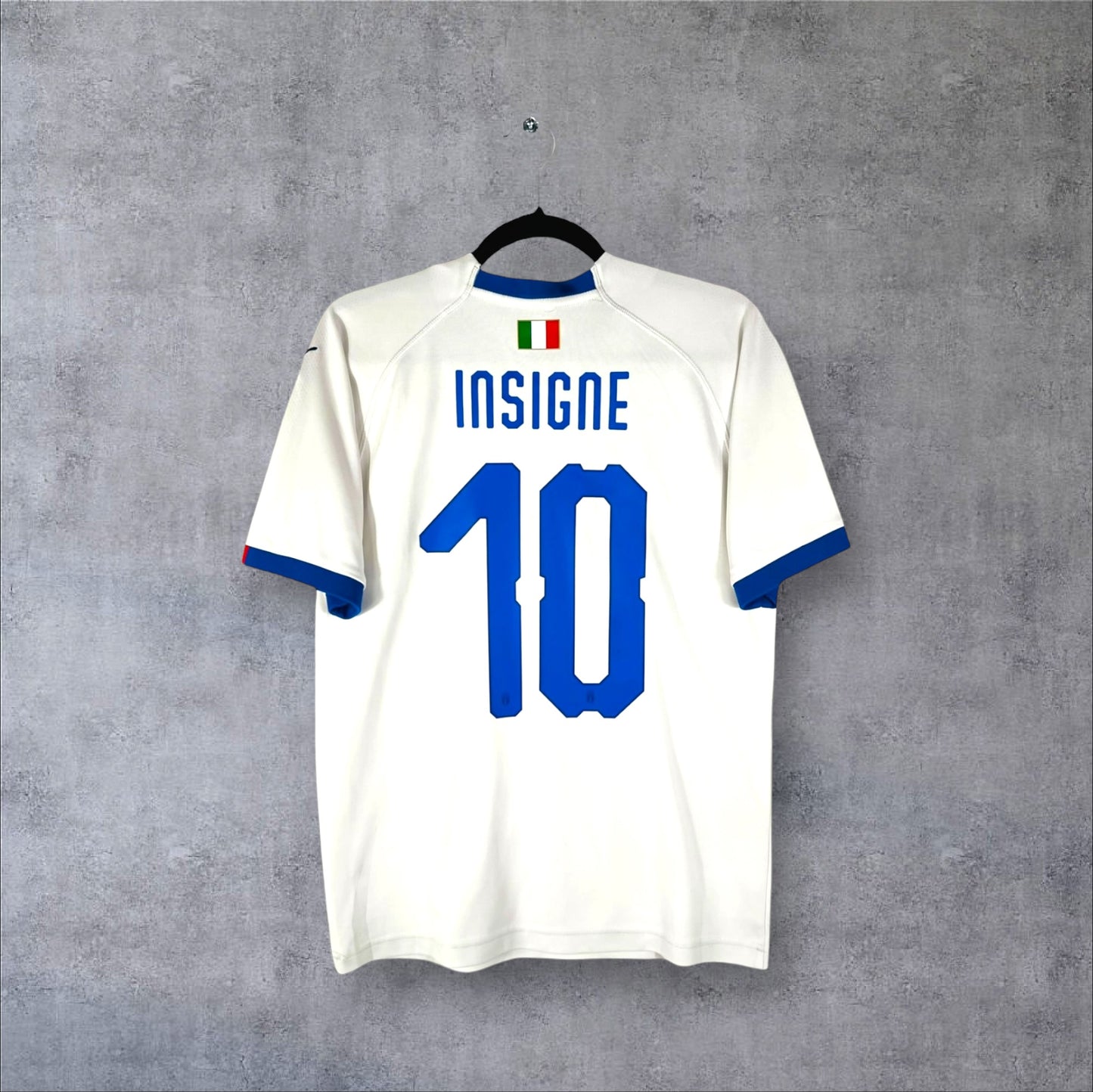 Dos du maillot Italie Extérieur 2018 blanc avec flocage bleu royal INSIGNE 10 et détail drapeau italien au col.