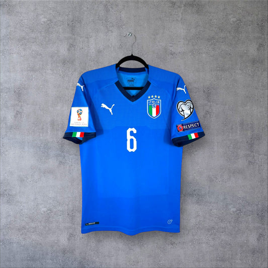 Vue de face du maillot Italie 2017/18 domicile bleu azur avec numéro 6 et logo Puma.