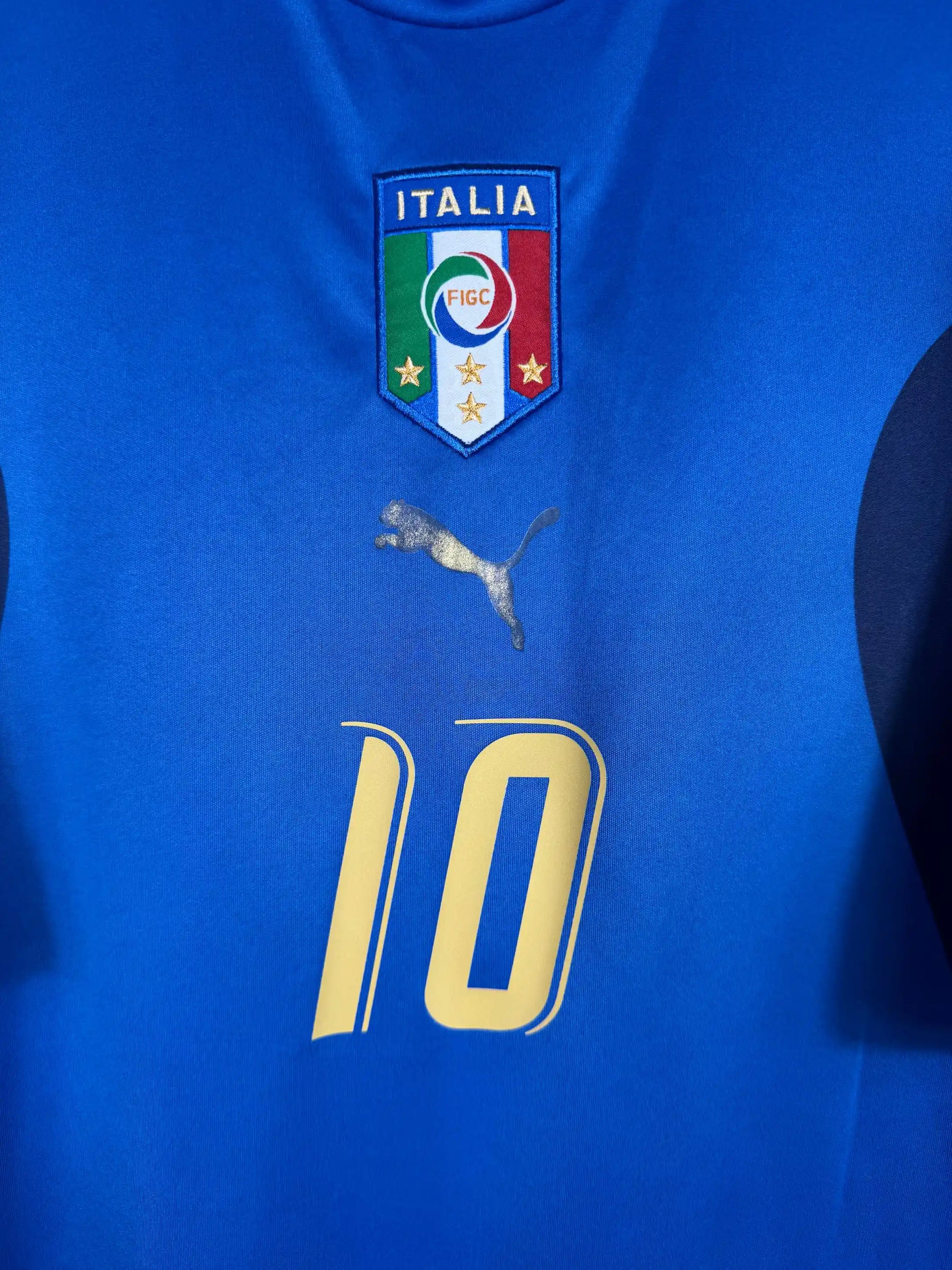 Détail écusson FIGC tricolore et logo Puma sur maillot Italie domicile Coupe du Monde 2006 sacre Berlin coup de boule Zidane