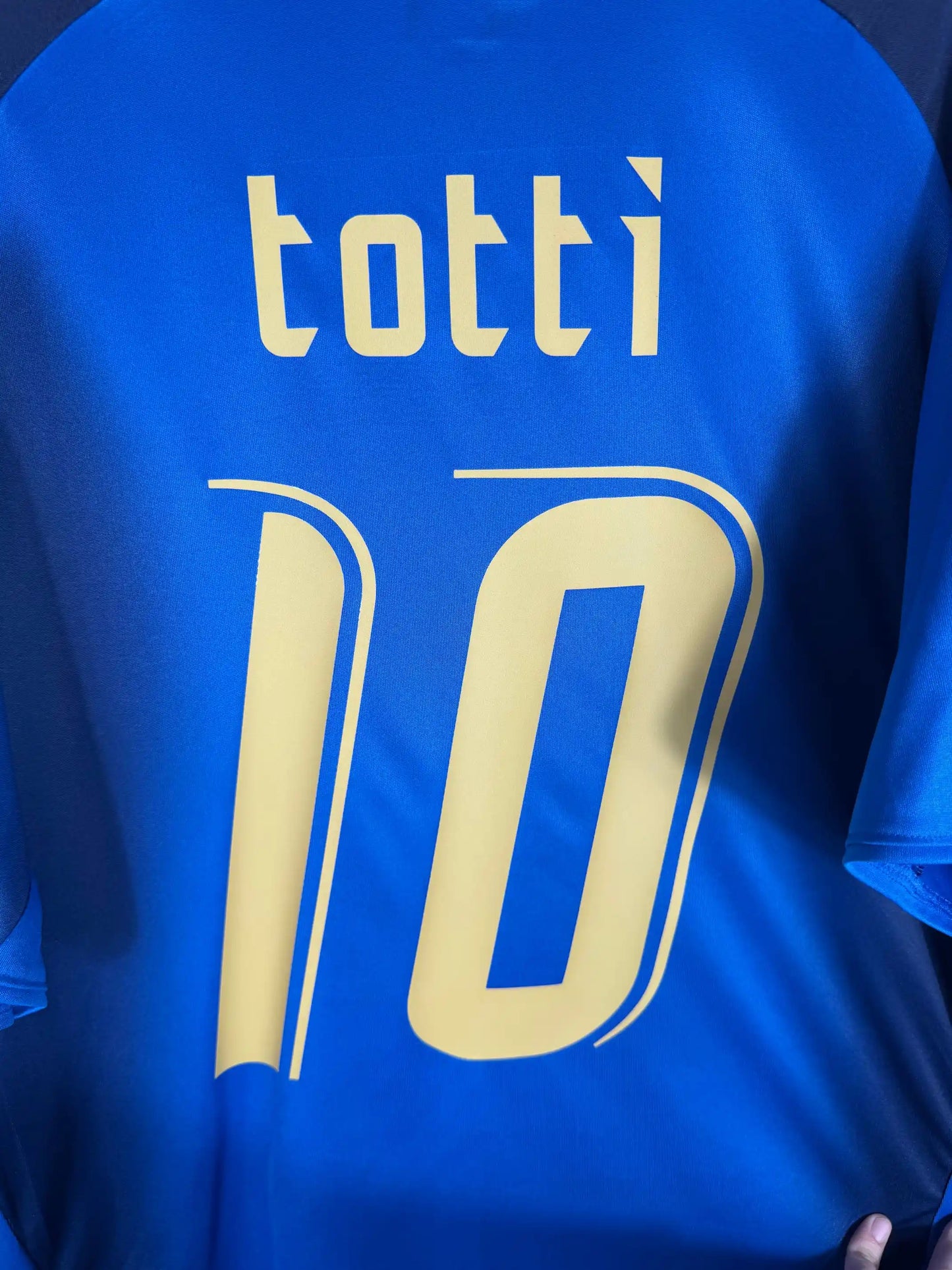 Détail flocage Totti N°10 sur maillot Italie domicile Coupe du Monde 2006 numéro mythique du Pupone champion du monde
