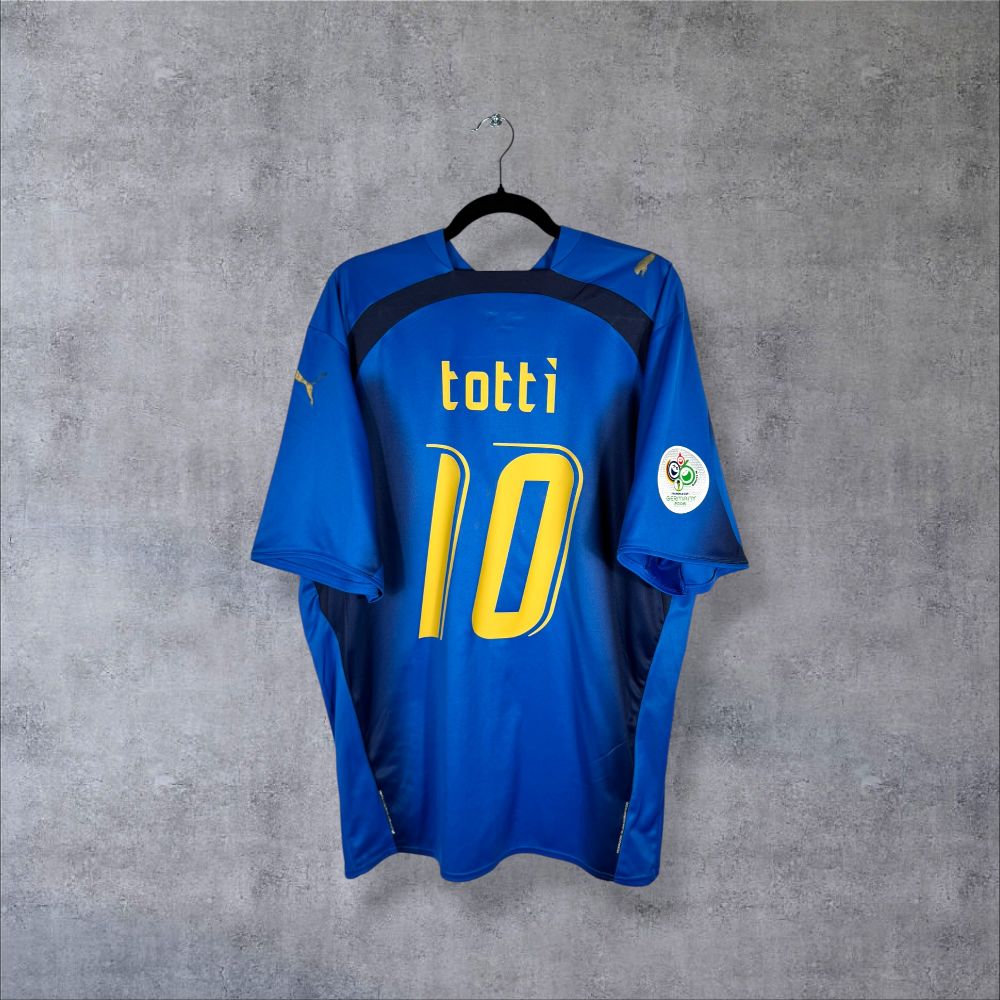 Dos du maillot Italie Coupe du Monde 2006 domicile bleu royal avec flocage Totti N°10 jaune authentique sacre Berlin