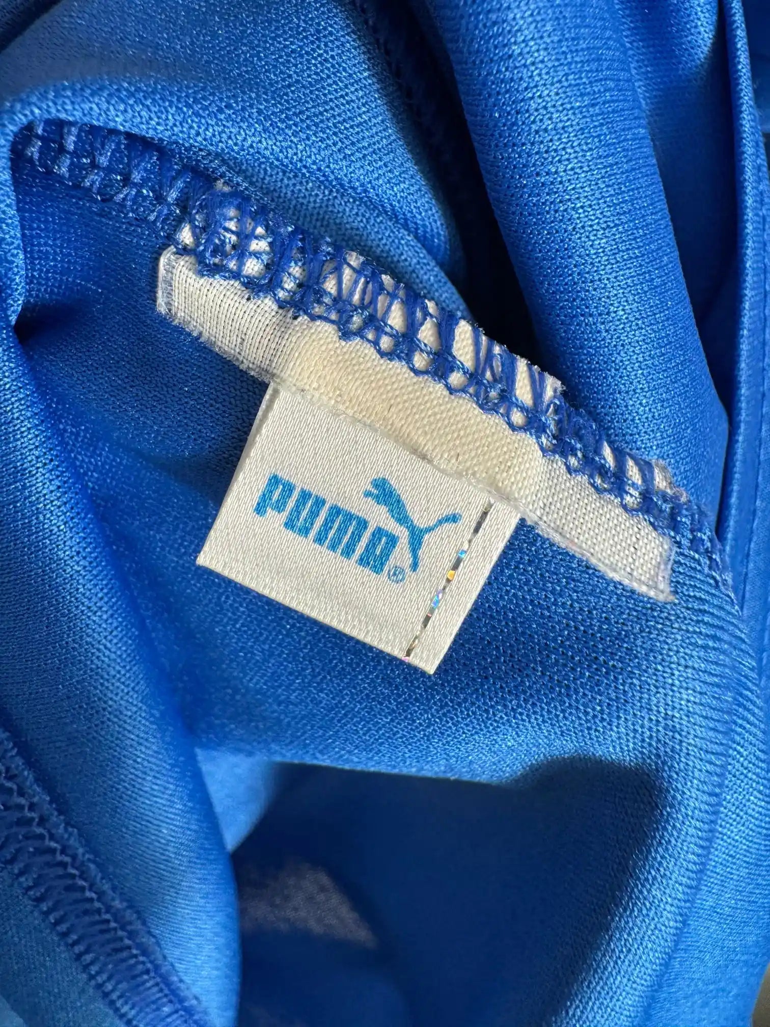 Étiquette intérieure Puma d'authenticité avec code coupé par précédent propriétaire sur maillot Italie home Mondial 2006