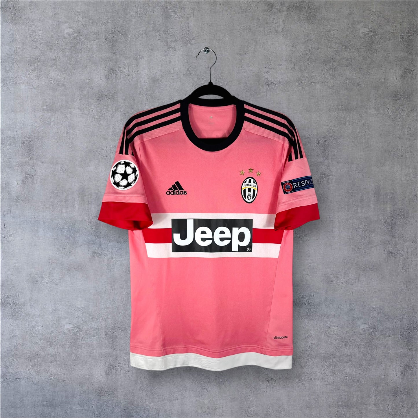 Vue de face du maillot Juventus 2015/16 extérieur rose avec bande centrale blanche/rouge et sponsor Jeep.