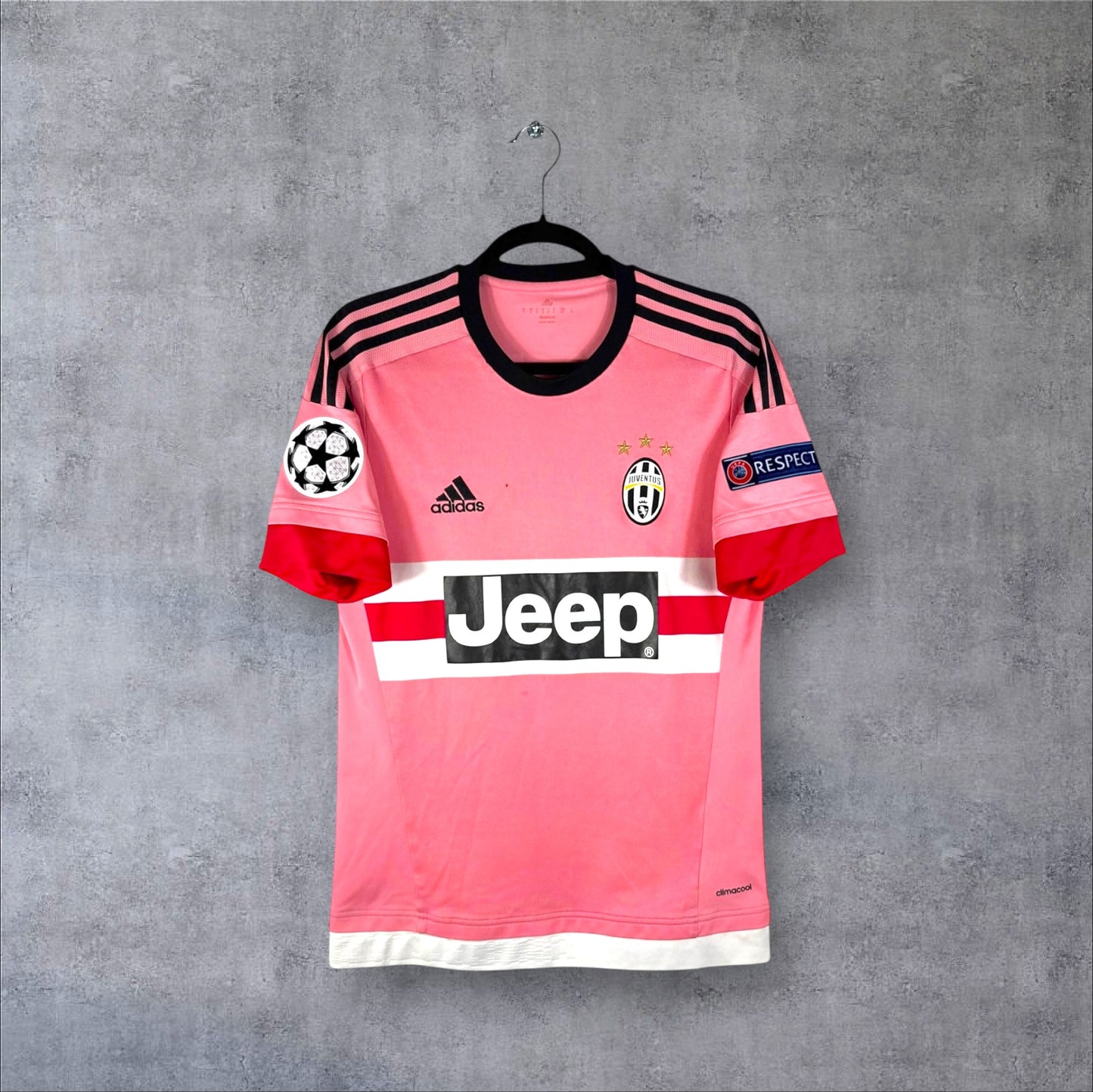 Vue de face du maillot Juventus 2015/16 extérieur rose avec bande centrale blanche/rouge et logo Adidas.